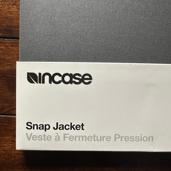 INCASE SNAP JACKET FOR MACBOOK 15 inches USB-C Thunderbolt. - Picture 2 of 12